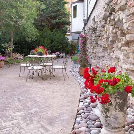 Habitación en casa particular Au Petit Jardin Rávena